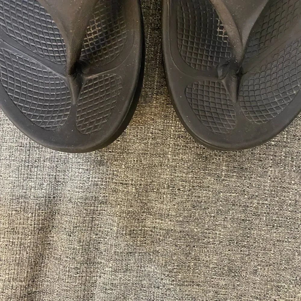 OOFOS OORIGONAL Black Flips FloyDs Sandals Women’s Size 10